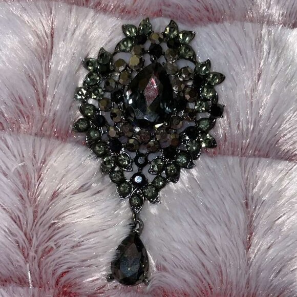 Brooch - Picture 1 of 5
